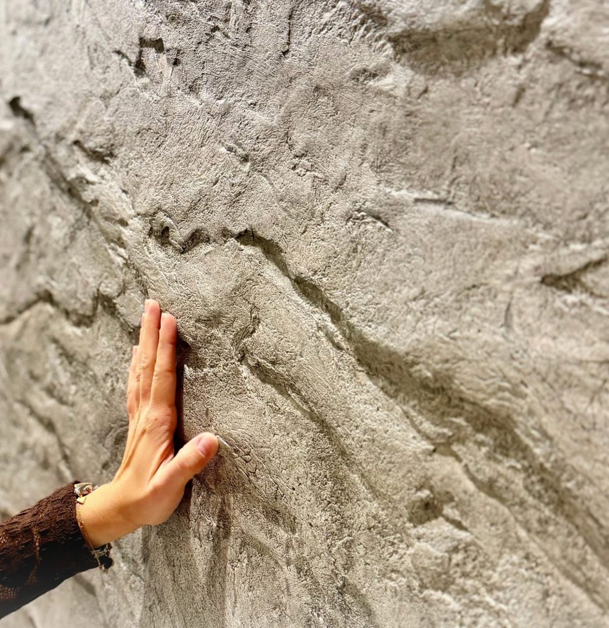 Pared con efecto piedra en relieve hecha con pasta