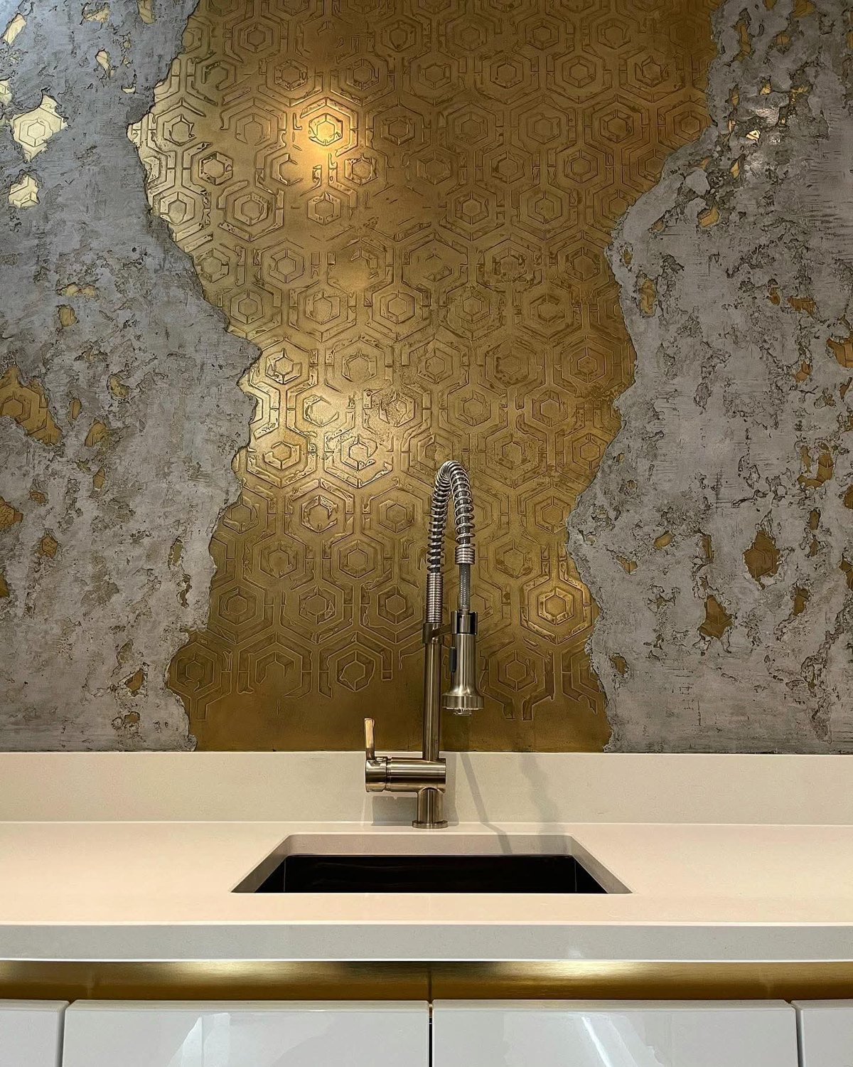 Cocina con pared en oro geométrico