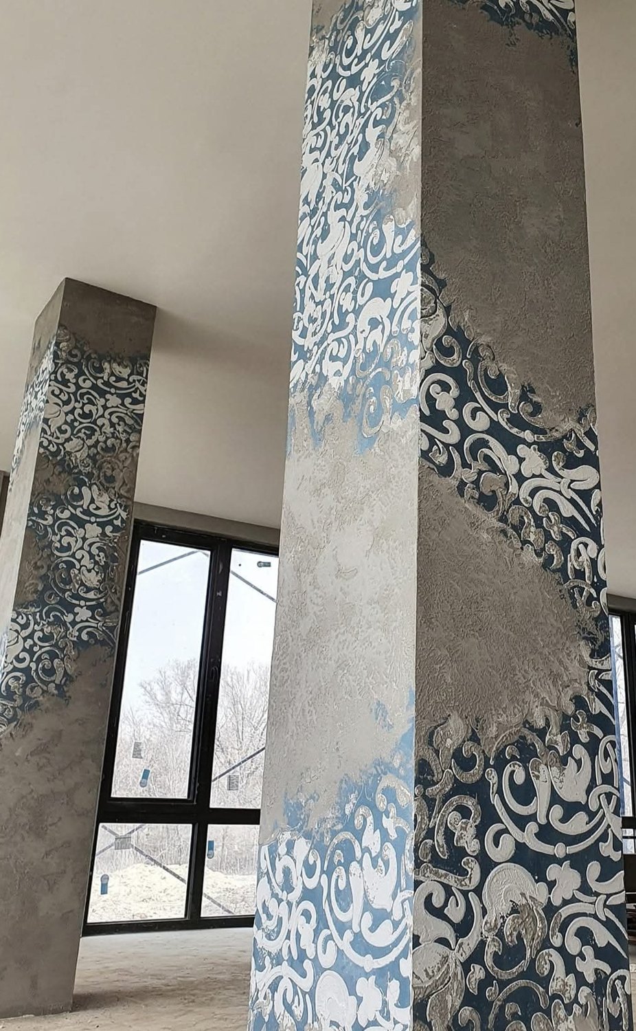 Stencil damasco sobre columnas